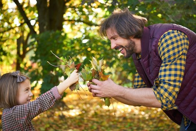 father-daughter-picking-leafs-fall-season_329181-20129-1701331